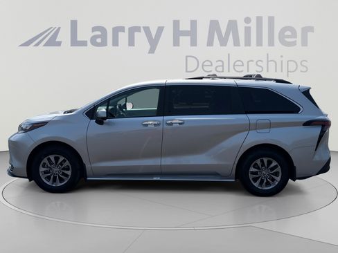 Used 2025 Toyota Sienna XLE FWD image 2