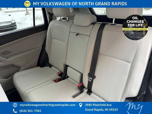 Used 2022 Volkswagen Tiguan SE w/ Panoramic Sunroof Package image 31