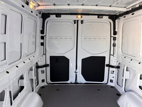 Used 2025 Mercedes-Benz Sprinter 2500 image 18