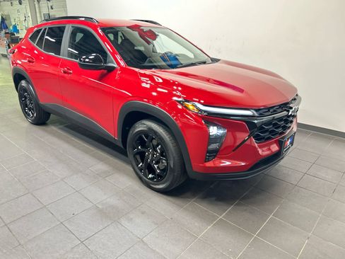 New 2026 Chevrolet Trax LT w/ Midnight Edition FWD image 2