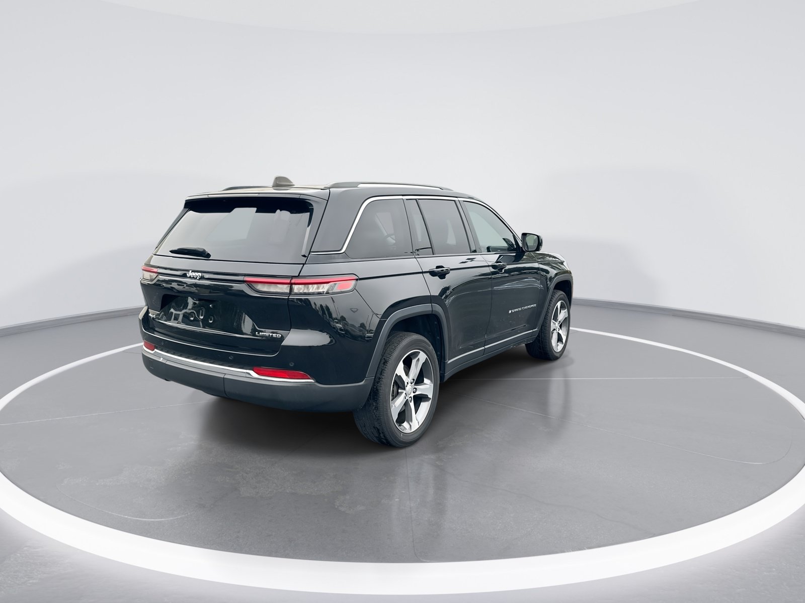 Used 2023 Jeep Grand Cherokee Limited w/ Trailer Tow Prep Group (B) AWD/4WD image 9