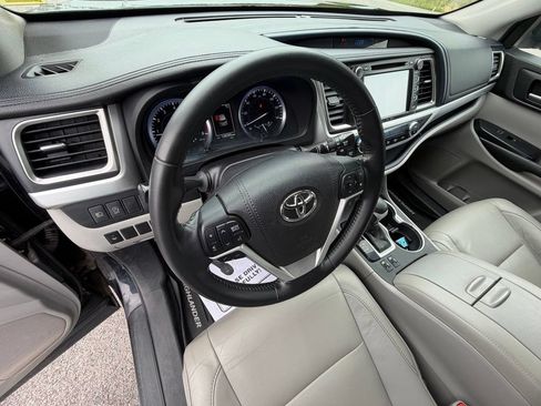 Used 2018 Toyota Highlander XLE AWD/4WD image 18