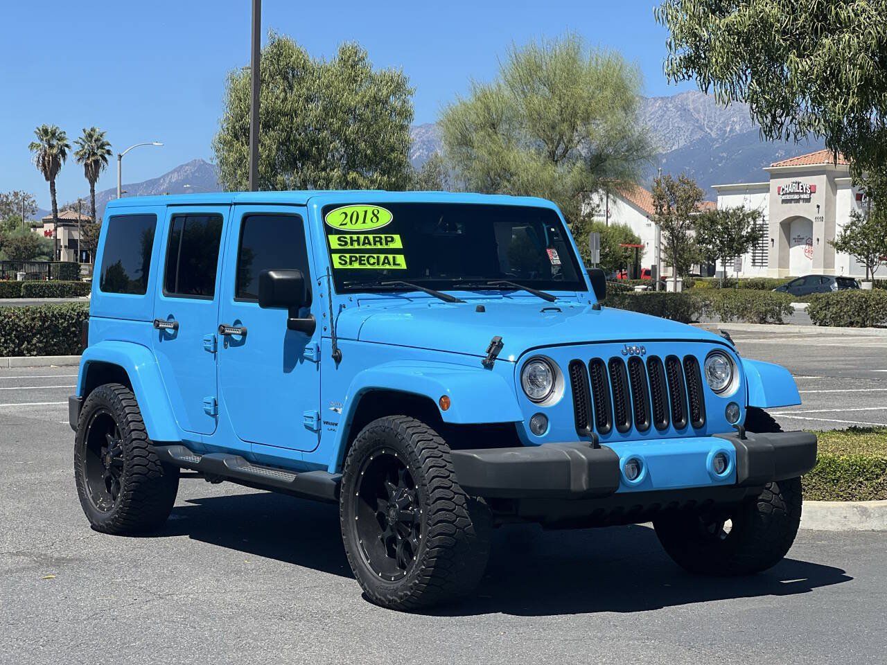 Used 2018 Jeep Wrangler Unlimited Sahara w/ Connectivity Group AWD/4WD image 3