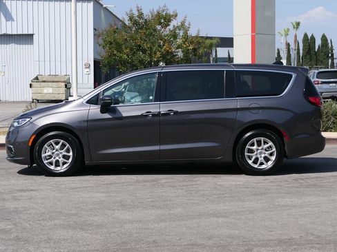 Used 2023 Chrysler Pacifica Touring-L FWD image 6