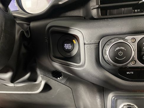 Used 2025 Jeep Wrangler Sahara image 25