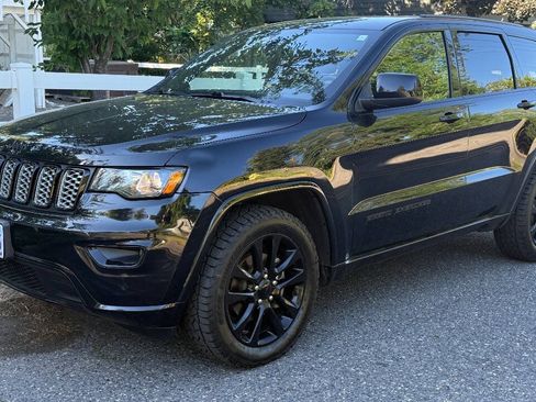 Used 2018 Jeep Grand Cherokee Altitude AWD/4WD image 30