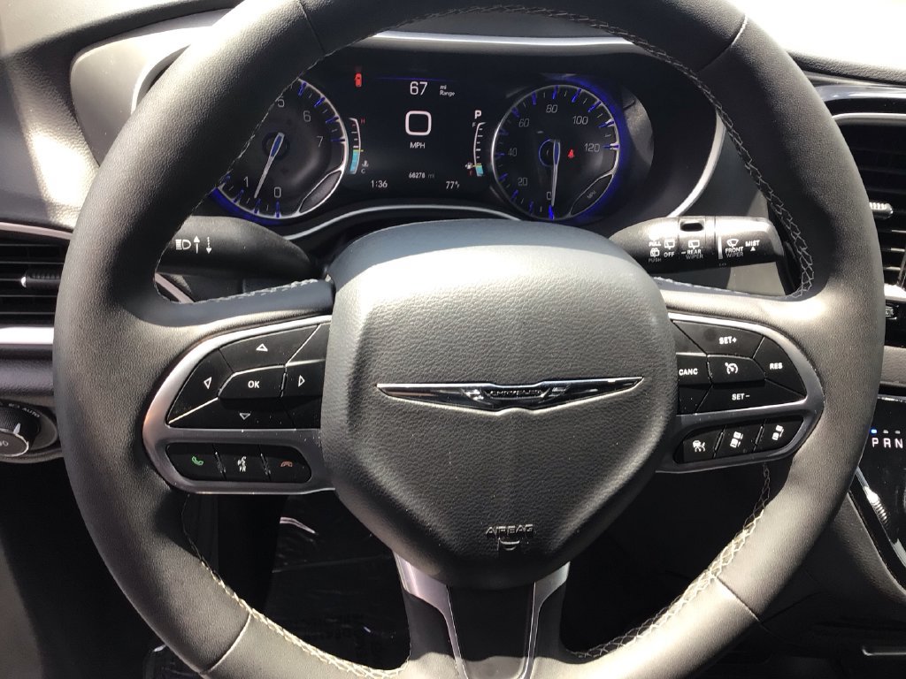 Used 2025 Chrysler Pacifica Select FWD image 17