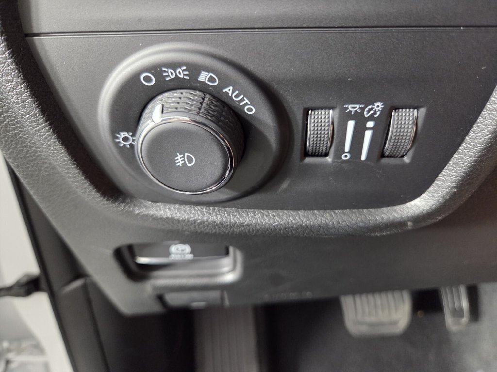 Used 2025 Jeep Grand Cherokee Limited w/ Black Appearance Package RWD image 18