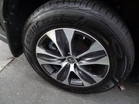 Used 2023 Toyota Highlander XLE image 11