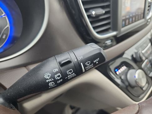 Used 2018 Chrysler Pacifica Touring-L image 24