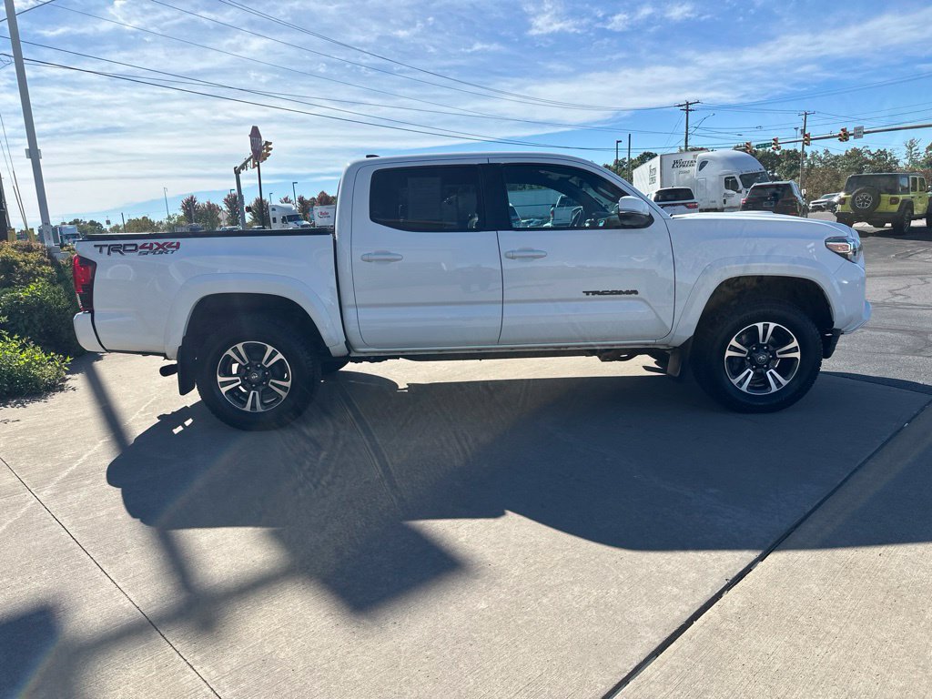 Used 2019 Toyota Tacoma TRD Sport AWD/4WD image 5