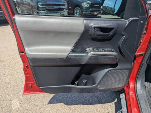 Used 2020 Toyota Tacoma SR5 AWD/4WD image 8