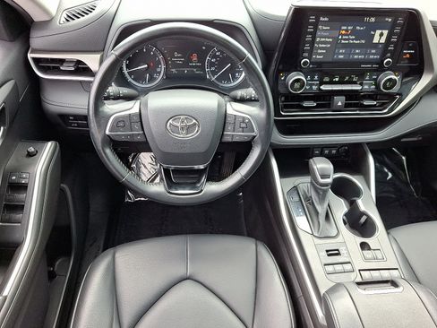 Used 2021 Toyota Highlander XLE AWD/4WD image 12