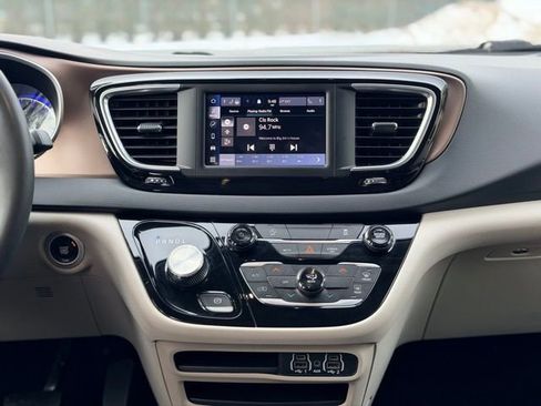 Used 2023 Chrysler Voyager LX image 22