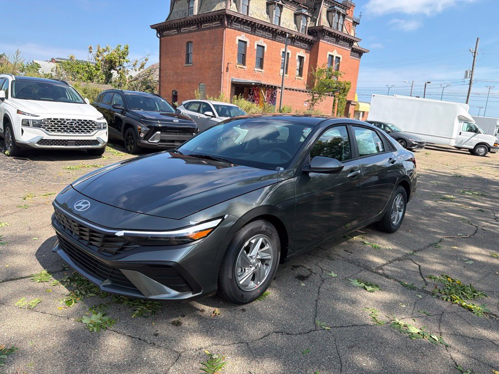 New 2026 Hyundai Elantra SE FWD image 3