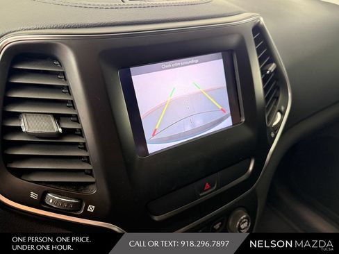 Used 2019 Jeep Cherokee Latitude Plus w/ Comfort/Convenience Group FWD image 28