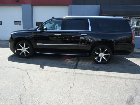 Used 2017 Cadillac Escalade ESV Luxury image 1