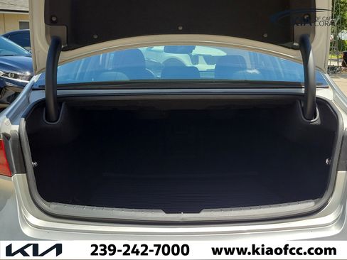 Used 2017 Kia Cadenza Technology FWD image 12