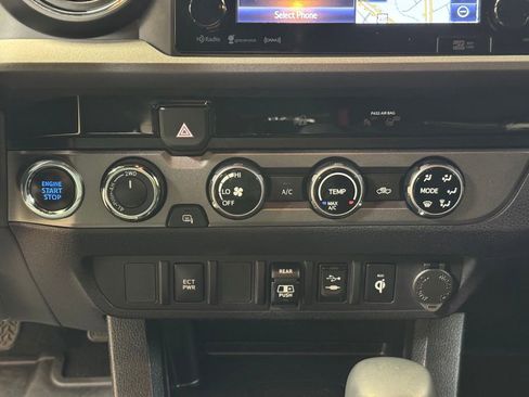 Used 2018 Toyota Tacoma TRD Sport AWD/4WD image 34
