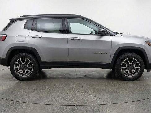Used 2025 Jeep Compass Trailhawk image 11