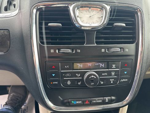 Used 2016 Chrysler Town & Country Touring w/ Driver Convenience Group image 23