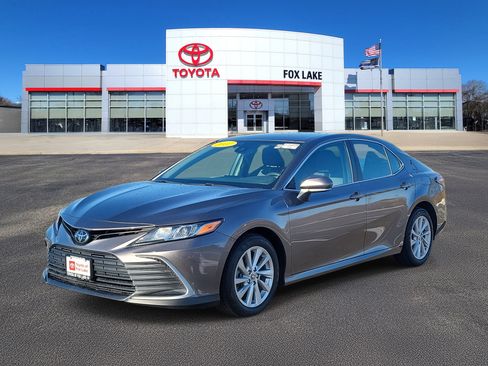 Used 2022 Toyota Camry LE image 2