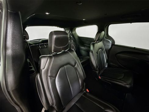 Used 2025 Chrysler Pacifica Select image 26