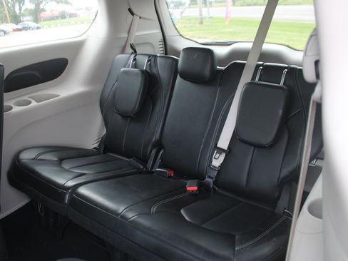 Used 2023 Chrysler Pacifica Touring-L image 16