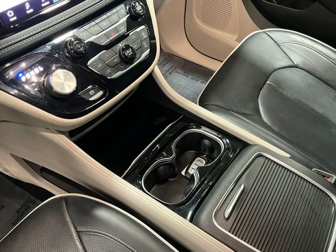 Used 2022 Chrysler Pacifica Limited image 16
