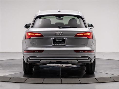 Used 2021 Audi Q5 2.0T Premium w/ Convenience Package image 4