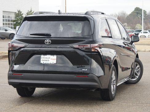 Used 2026 Toyota Sienna XLE FWD image 12