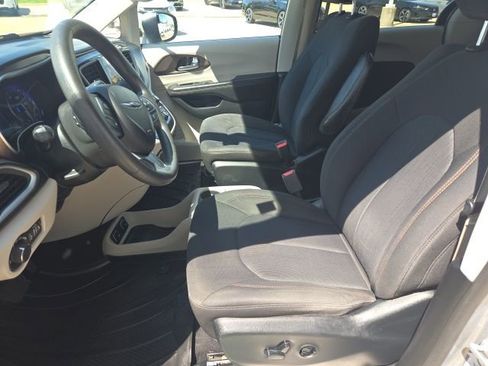 Used 2017 Chrysler Pacifica Touring FWD image 15