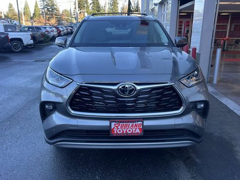 New 2025 Toyota Highlander Platinum image 3