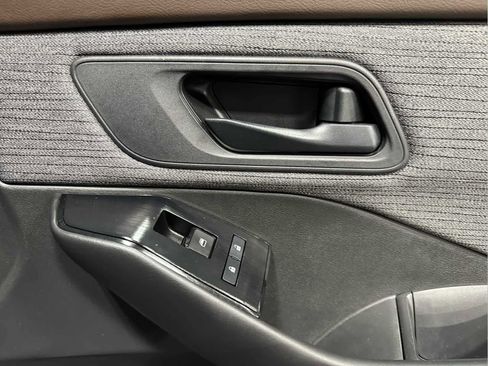 Used 2023 Nissan Rogue S image 29