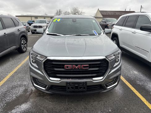 Used 2024 GMC Terrain SLE image 3