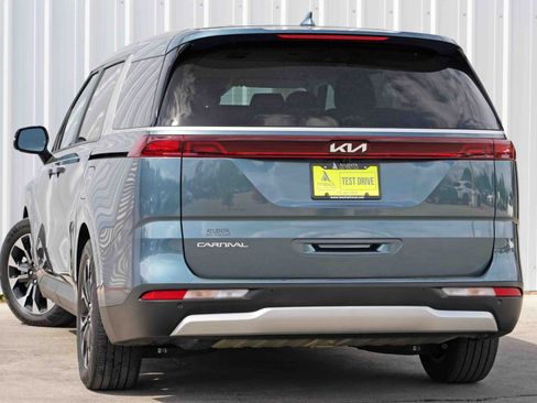 Used 2024 Kia Carnival EX image 5