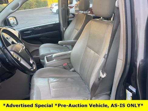 Used 2015 Chrysler Town & Country Touring image 44