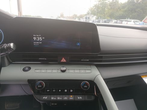 New 2025 Hyundai Elantra Limited image 25