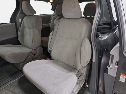 Used 2016 Toyota Sienna LE w/ Protection Package FWD image 13