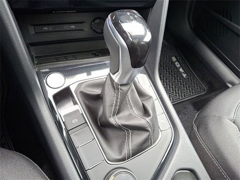 New 2026 Volkswagen Taos SE image 8