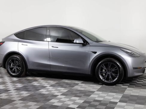 Used 2025 Tesla Model Y Long Range RWD image 10