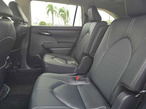 Certified 2025 Toyota Highlander XLE FWD image 19