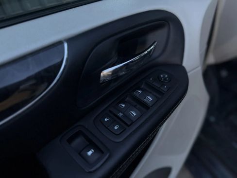 Used 2014 Chrysler Town & Country Touring image 24