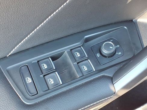 Certified 2024 Volkswagen Tiguan SE image 18