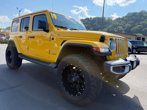Used 2019 Jeep Wrangler Unlimited Sahara w/ Uconnect 4C Nav & Sound Group AWD/4WD image 3