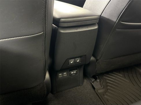 Used 2025 Toyota Prius Plug-In Hybrid image 37