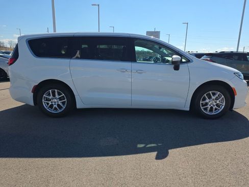 Used 2023 Chrysler Pacifica Touring-L image 4