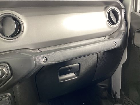 Used 2022 Jeep Gladiator Willys image 31