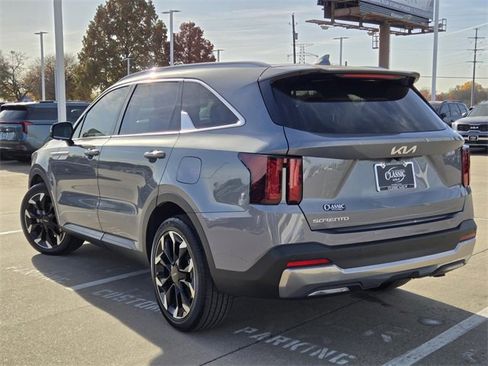 Certified 2025 Kia Sorento EX image 4