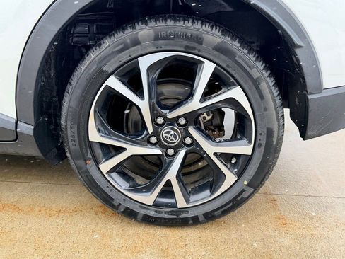 Used 2019 Toyota C-HR XLE image 7